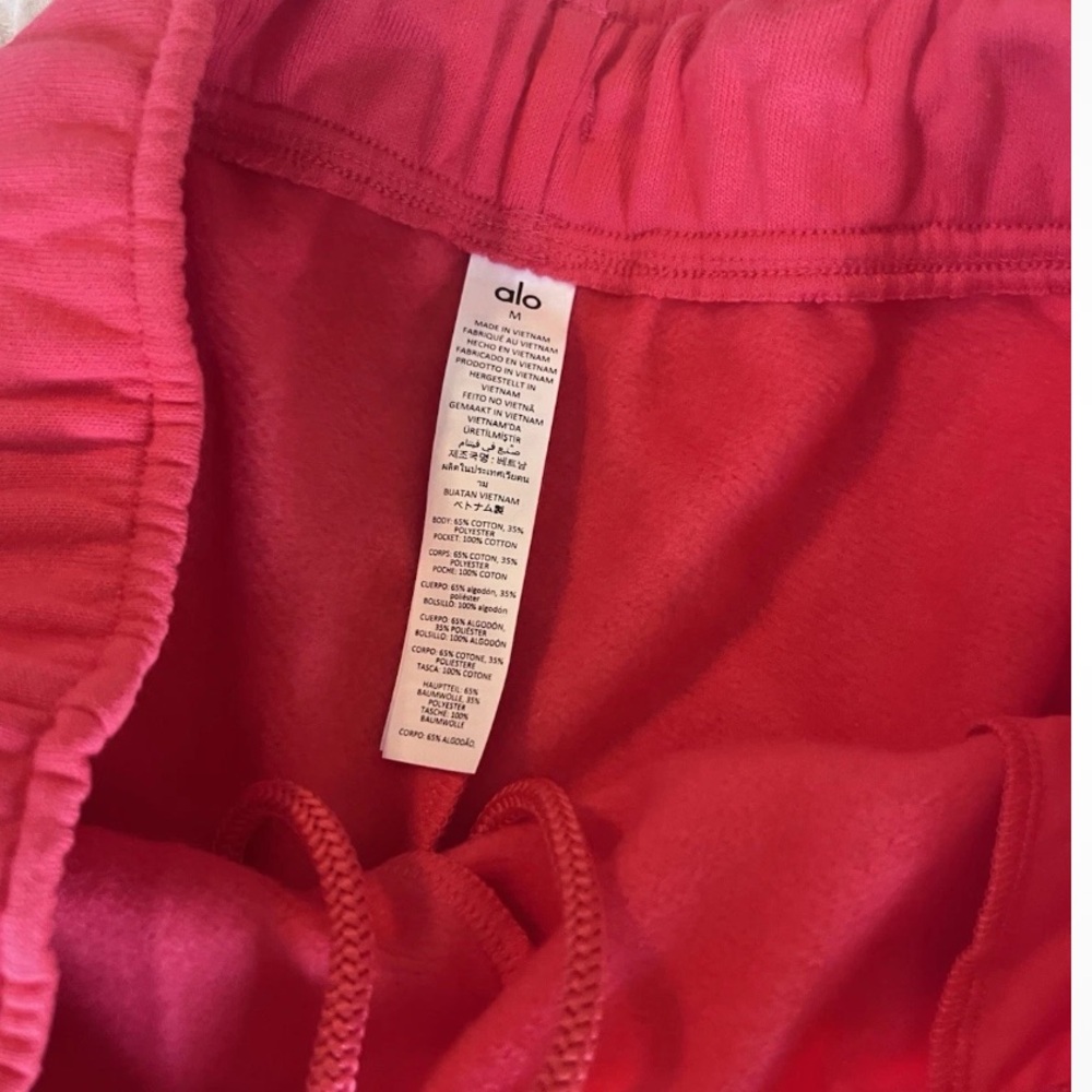 SAME DAY SHIP! NWT ALO YOGA AUTHENTIC YOGA CANDY RED ACCOLADE SHORTS match game - Picture 8 of 8